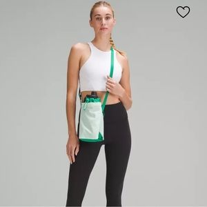 Lululemon Water Bottle Crossbody Bag 2.5L Adjustable Strap On The Go Athleisure